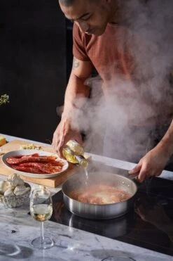 Fiskars All Steel Sauté Pan, 26 Cm -Kitchenware Store FI Fiskars All Steel Saute pan 26cm Action 02