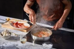 Fiskars All Steel Sauté Pan, 26 Cm -Kitchenware Store FI Fiskars All Steel Saute pan 26cm Action 04