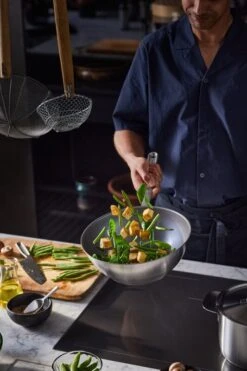 Fiskars All Steel Wok Pan, 28 Cm 11 Fiskars All Steel Wok Pan, 28 Cm -Kitchenware Store FI Fiskars All steel Wok pan 28cm Action 01