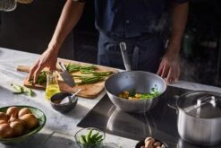 Fiskars All Steel Wok Pan, 28 Cm 13 Fiskars All Steel Wok Pan, 28 Cm -Kitchenware Store FI Fiskars All steel Wok pan 28cm Action 02