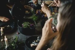 Fiskars Norden Cast Iron Casserole 6 L 12 Fiskars Norden Cast Iron Casserole 6 L -Kitchenware Store Fiskars Cooking Action Norden Pot 6L sharing dinner 1026566