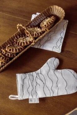 Saana Ja Olli Rakkauden Meri Pot Holder, White - Black -Kitchenware Store Rakkauden meri Saana ja Olli hi res kuva Suvi Kesalainen 21