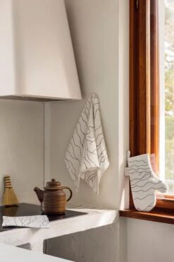 Saana Ja Olli Rakkauden Meri Tea Towel/place Mat, White - Black -Kitchenware Store Rakkauden meri Saana ja Olli hi res kuva Suvi Kesalainen 22