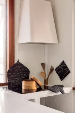 Saana Ja Olli Rakkauden Meri Tea Cozy, Black - White -Kitchenware Store Rakkauden meri Saana ja Olli hi res kuva Suvi Kesalainen 23