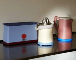 HAY Sowden Kettle, Brown 10 HAY Sowden Kettle, Brown -Kitchenware Store Sowden Toaster blue Sowden Juicer yellow Sowden Kettle brown