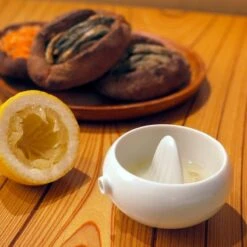 Tonfisk Design Oma Lemon Squeezer -Kitchenware Store Tonfisk TNW011 MOOD 1500px 1920x