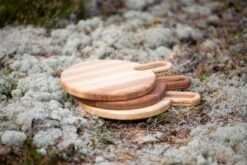 Hanna Saari Halikko Cutting Board, Round, Elm 12 Hanna Saari Halikko Cutting Board, Round, Elm -Kitchenware Store Yhteiskuva Saarni Jalava 24