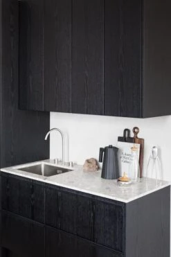 Alessi Plissé Electric Kettle 1,7 L, Black -Kitchenware Store Z7A8229