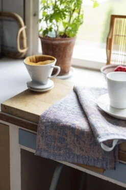 Lapuan Kankurit Villiyrtit Hand Towel, Blueberry - Cinnamon 5 Lapuan Kankurit Villiyrtit Hand Towel, Blueberry - Cinnamon -Kitchenware Store lapuan kankurit villiyrtit linen towel blueberry cinnamon