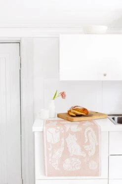 Lapuan Kankurit Kissanpäivät Hand Towel, White - Cinnamon 10 Lapuan Kankurit Kissanpäivät Hand Towel, White - Cinnamon -Kitchenware Store lapuankankurit kissanpaivat towel white cinnamon 1