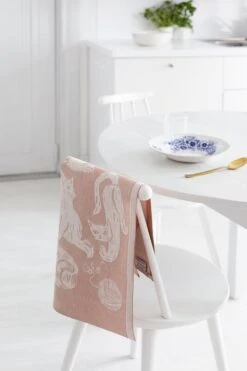 Lapuan Kankurit Kissanpäivät Hand Towel, White - Cinnamon 11 Lapuan Kankurit Kissanpäivät Hand Towel, White - Cinnamon -Kitchenware Store lapuankankurit kissanpaivat towel white cinnamon 2