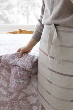 Lapuan Kankurit Villiyrtit Hand Towel, Linen - Bordeaux 6 Lapuan Kankurit Villiyrtit Hand Towel, Linen - Bordeaux -Kitchenware Store lapuankankurit linnea apron and villiyrtit tablecloth and towel linen bordeaux