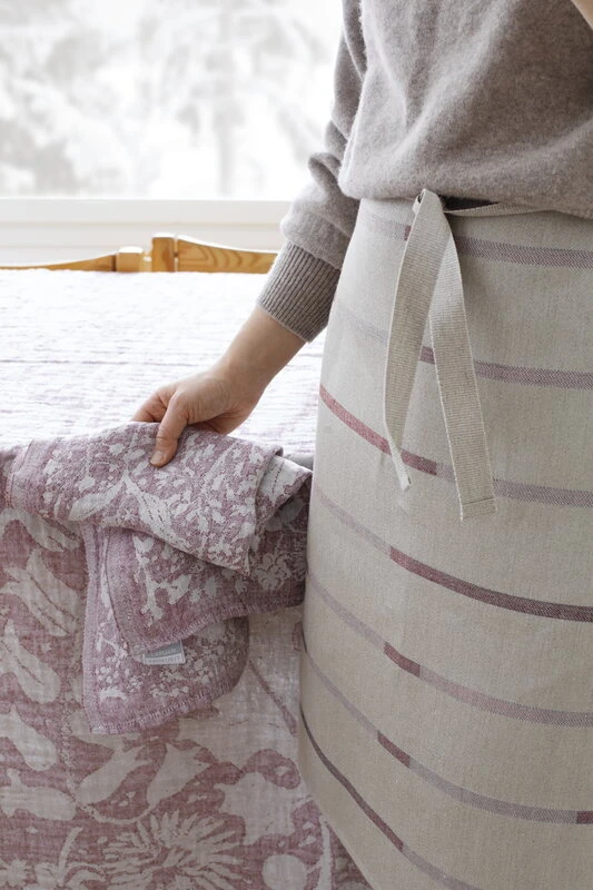 Lapuan Kankurit Villiyrtit Hand Towel, Linen - Bordeaux 4 Lapuan Kankurit Villiyrtit Hand Towel, Linen - Bordeaux - Image 2